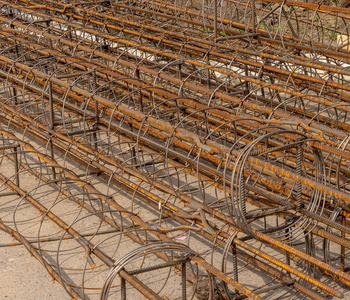長車卡車。扁床卡車。建筑施工。運輸帶板到工地